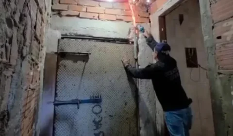 Polícia descobre “bunker” do CV com porta de 350 kg e prende suspeitos