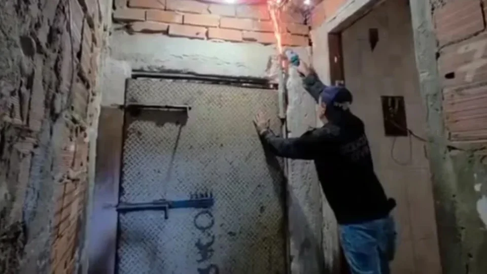 Polícia descobre “bunker” do CV com porta de 350 kg e prende suspeitos