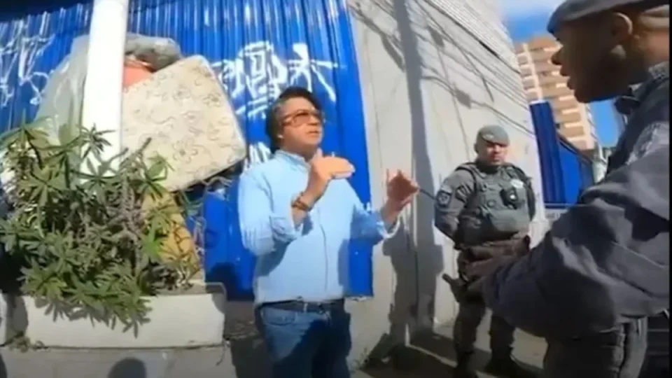 Senador tenta ‘dar carteirada’ na PM ao ser flagrado sem CNH