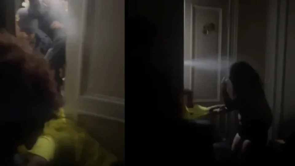 PM usa spray de pimenta contra estudantes durante ocupação na Secretaria de Educação