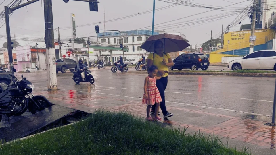 Acre entra em alerta de perigo por chuvas intensas com risco de ventos fortes e alagamentos