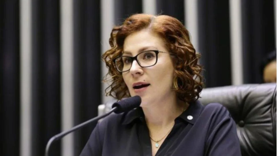 Itália autoriza extradição de Carla Zambelli; ex-deputada deve cumprir pena no DF