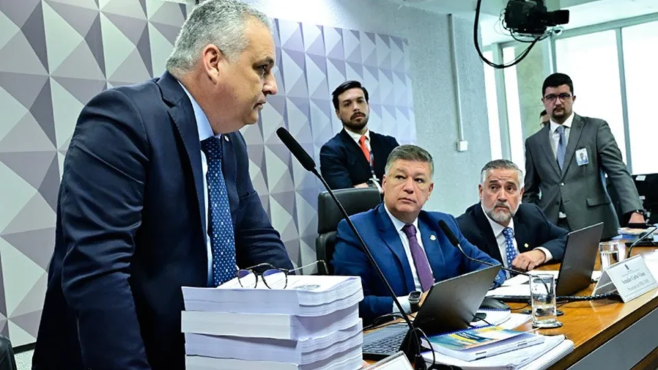 CPMI do INSS pede indiciamento de 218 pessoas; Lulinha e Vorcaro estão na lista