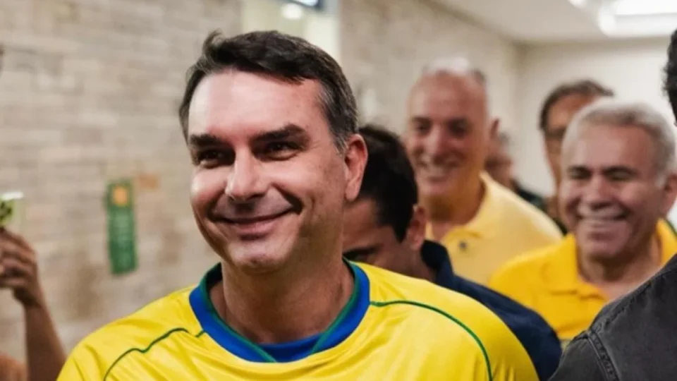 Flávio Bolsonaro mira redes sociais e negocia com nome forte do bolsonarismo