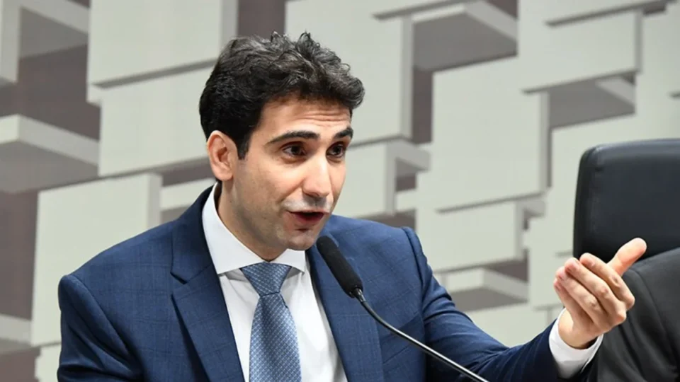 Galípolo vê vantagem do Brasil em meio à volatilidade do petróleo global