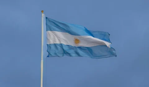 Justiça da Argentina suspende parte da reforma trabalhista de Milei e trava mudanças em jornada e greves