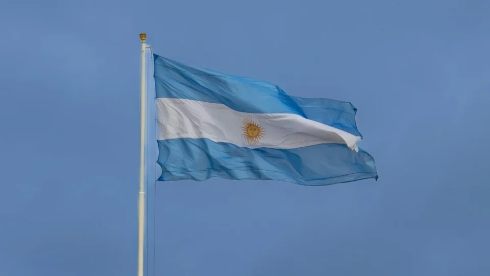 Justiça da Argentina suspende parte da reforma trabalhista de Milei e trava mudanças em jornada e greves