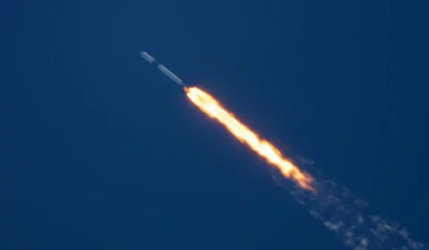Irã lança mísseis contra Israel e conflito se intensifica com retaliação em Teerã