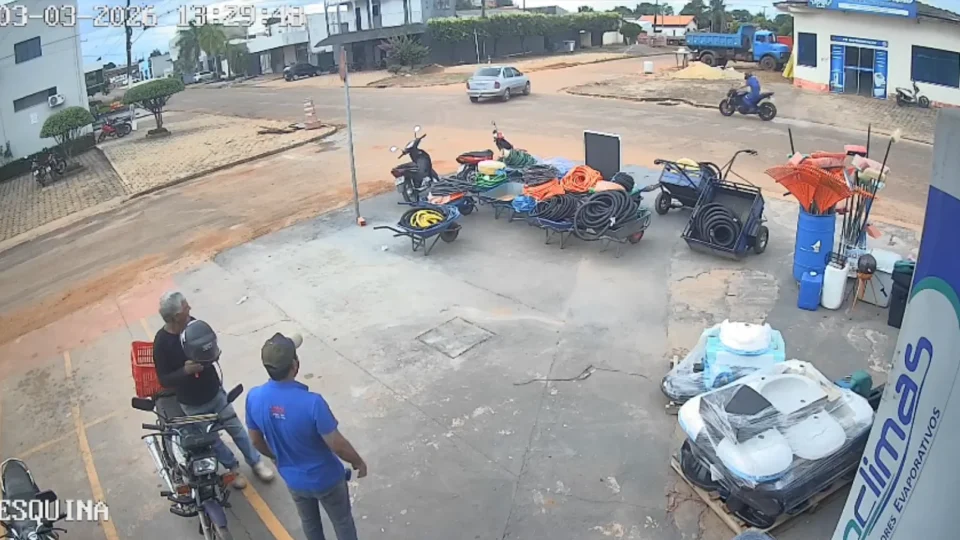 VÍDEO: Motociclista é arremessado após batida em cruzamento de Pimenta Bueno
