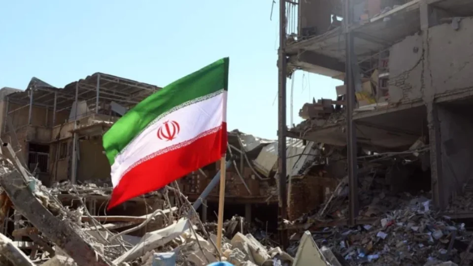 Irã escolhe novo líder supremo após morte de Khamenei em bombardeio