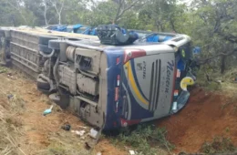 Ônibus que seguia de SP para Pernambuco tomba em MG e deixa 2 mortos