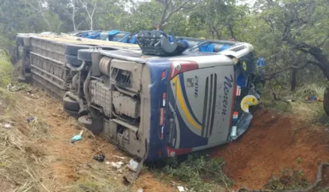 Ônibus que seguia de SP para Pernambuco tomba em MG e deixa 2 mortos