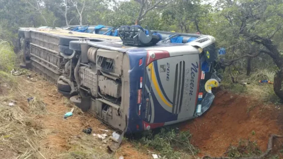 Ônibus que seguia de SP para Pernambuco tomba em MG e deixa 2 mortos