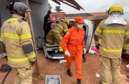 Batida entre Fiat Argo e S10 termina com veículos capotados em Porto Velho