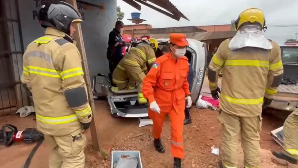 Batida entre Fiat Argo e S10 termina com veículos capotados em Porto Velho