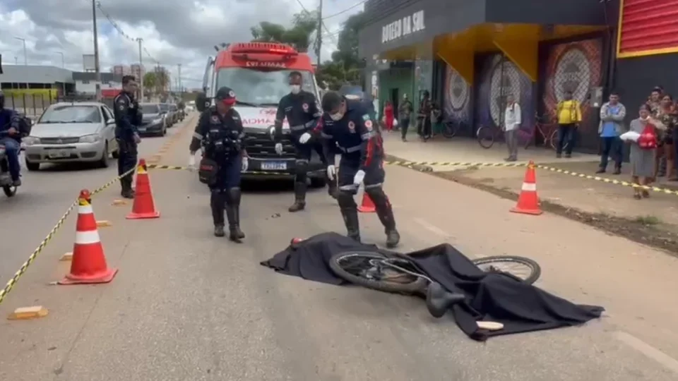 Ciclista morre após ser atropelado por caçamba em avenida de Porto Velho