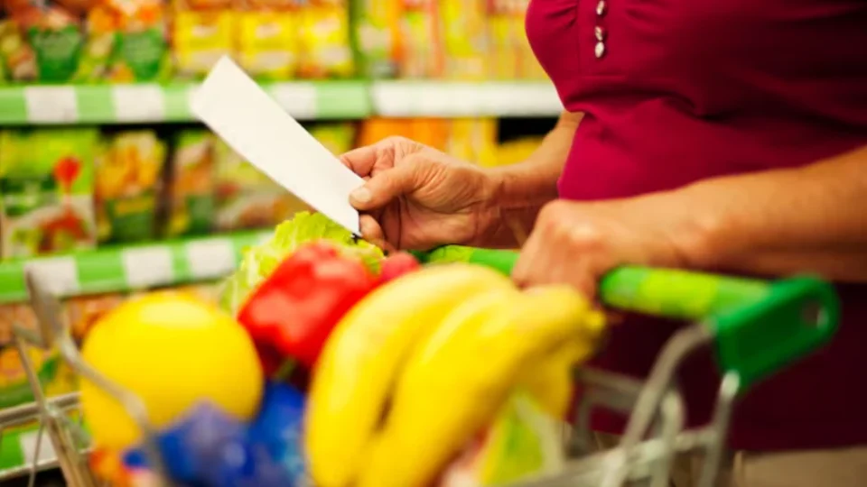 Cesta básica sobe em 14 capitais e cai em 13 no Brasil