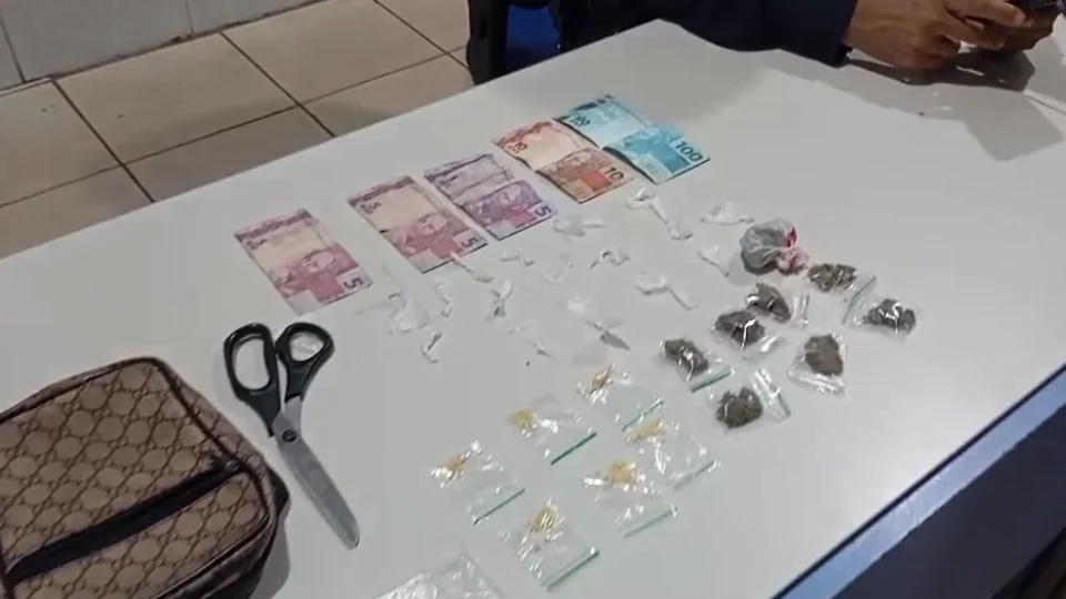 Dupla é presa com 31 porções de drogas durante patrulhamento da PM em Porto Velho