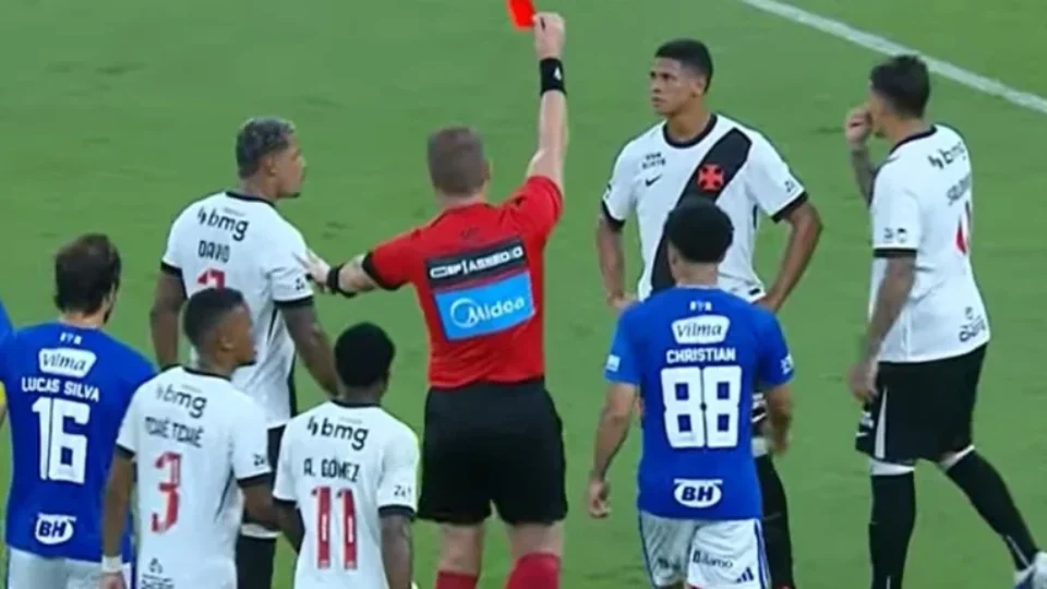 Cruzeiro e Vasco empatam em jogo eletrizante no Mineirão pelo Brasileirão