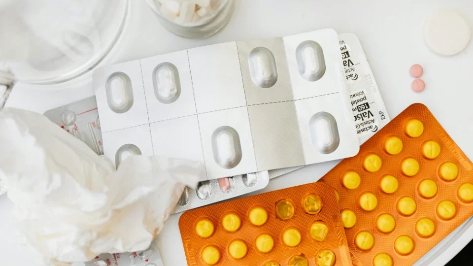 Preço dos remédios pode subir até 3,81% em abril; entenda o impacto no bolso