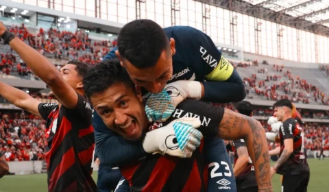 Athletico domina o Coritiba no clássico e vence na Arena da Baixada