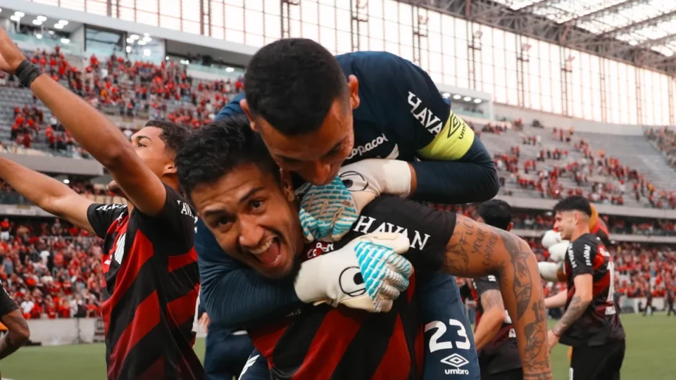 Athletico domina o Coritiba no clássico e vence na Arena da Baixada