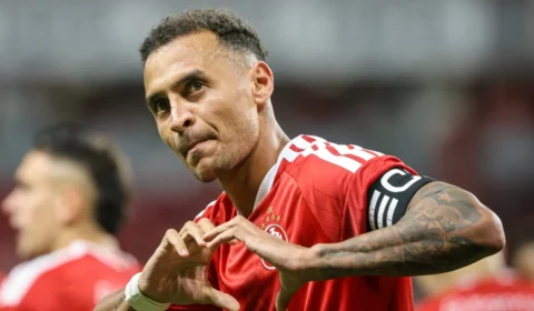 Internacional domina o jogo, vence a Chapecoense no Beira-Rio e cola no G-4