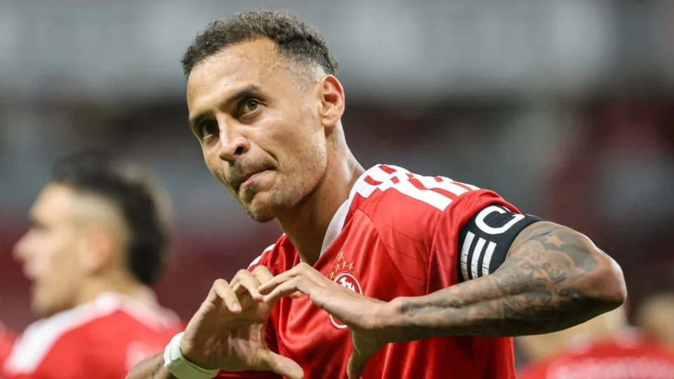 Internacional domina o jogo, vence a Chapecoense no Beira-Rio e cola no G-4