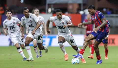 Bahia e Vitória empatam em clássico movimentado na Fonte Nova