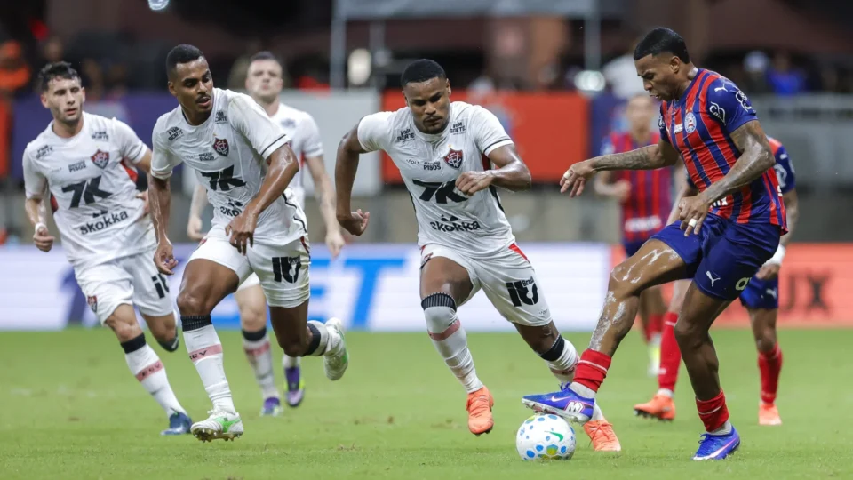 Bahia e Vitória empatam em clássico movimentado na Fonte Nova