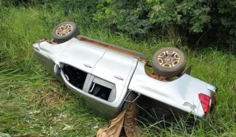 Jovem capota Hilux na BR-364, em Rondônia