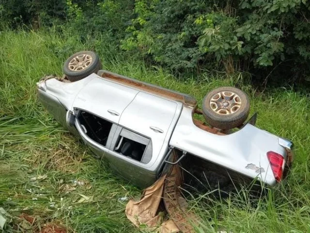 Jovem capota Hilux na BR-364, em Rondônia