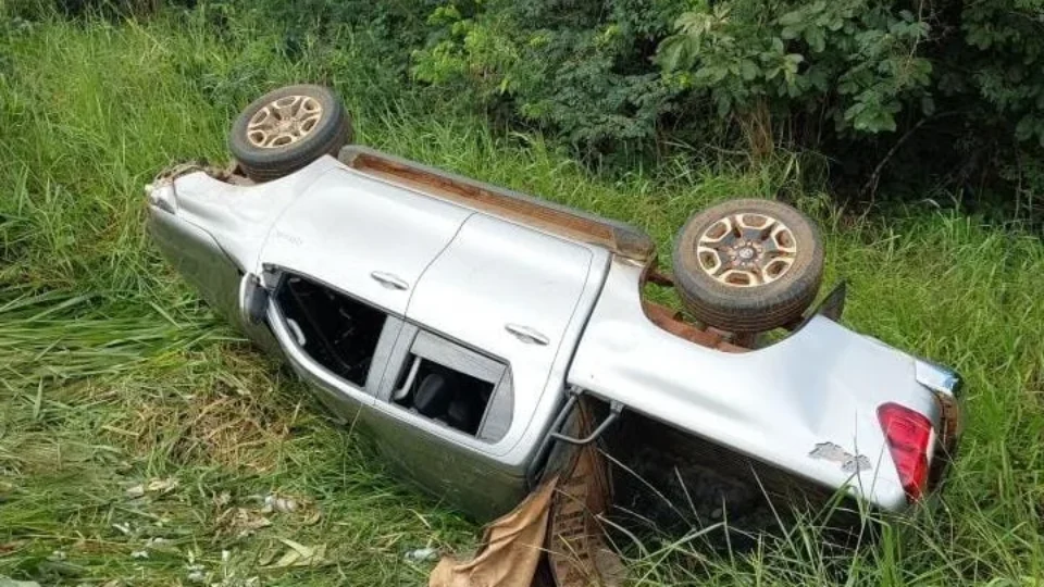 Jovem capota Hilux na BR-364, em Rondônia