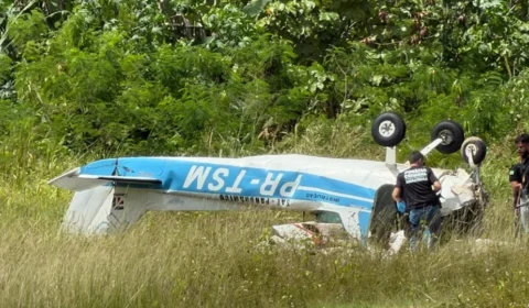 Avião de treinamento cai em Manaus; piloto morre e aluno luta pela vida