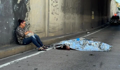 Mãe reconhece corpo da filha após acidente fatal e cena comove em Manaus