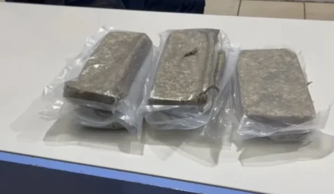 Vídeo: Mulher é presa com 4 kg de maconha em táxi na BR-364, em Porto Velho