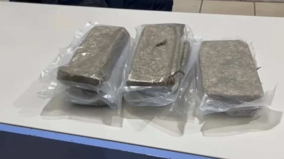 Vídeo: Mulher é presa com 4 kg de maconha em táxi na BR-364, em Porto Velho
