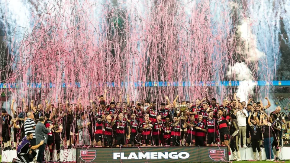 Flamengo vence Fluminense nos pênaltis e conquista tricampeonato carioca