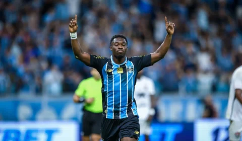 Grêmio vence o Vitória na Arena, mas perde Marlon por lesão grave