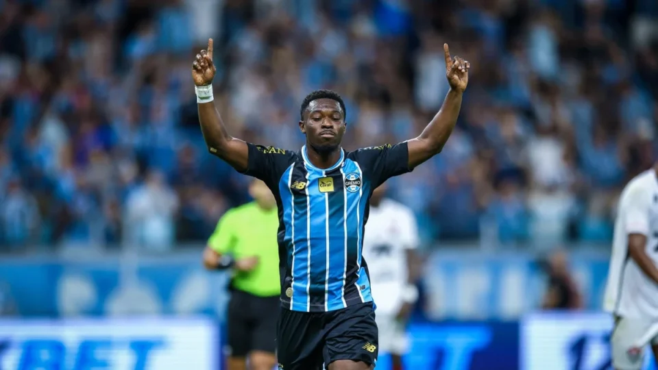 Grêmio vence o Vitória na Arena, mas perde Marlon por lesão grave