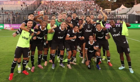 Botafogo vence o Bragantino fora de casa e dorme na liderança do Brasileirão