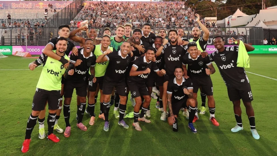 Botafogo vence o Bragantino fora de casa e dorme na liderança do Brasileirão