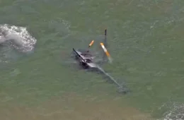 Helicóptero faz pouso forçado no mar da Barra da Tijuca, no Rio de Janeiro