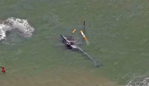 Helicóptero faz pouso forçado no mar da Barra da Tijuca, no Rio de Janeiro
