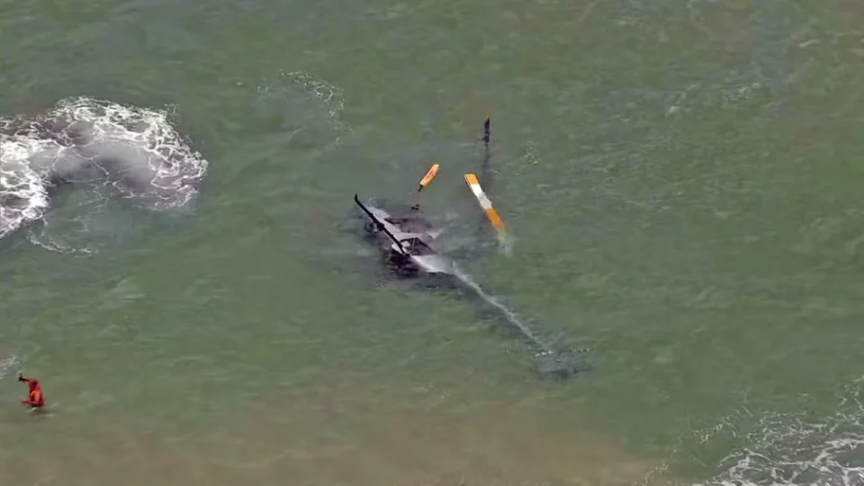 Helicóptero faz pouso forçado no mar da Barra da Tijuca, no Rio de Janeiro