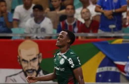 Palmeiras vence Bahia com gol contra no fim e dispara na liderança do Brasileirão