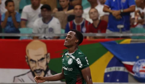 Palmeiras vence Bahia com gol contra no fim e dispara na liderança do Brasileirão