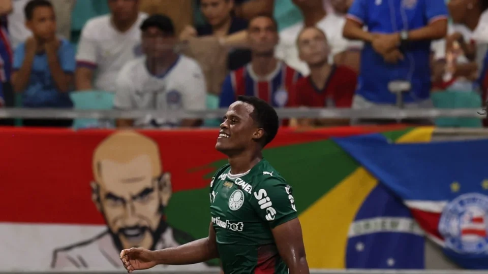 Palmeiras vence Bahia com gol contra no fim e dispara na liderança do Brasileirão