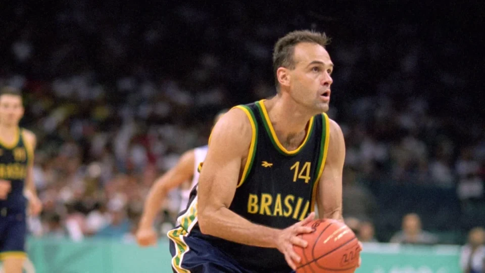 Morre Oscar Schmidt, o “Mão Santa”, maior lenda do basquete mundial