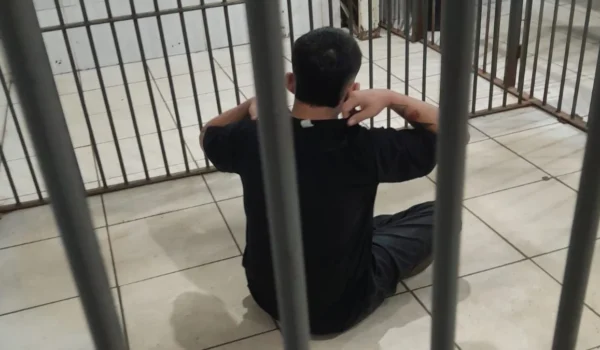 Homem invade banheiro feminino em concessionária e ataca funcionária